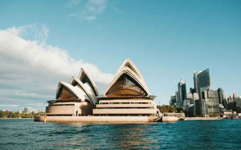Landing in Melbourne: A $150,000 AUD Tech Professional’s Relocation & Lifestyle Guide